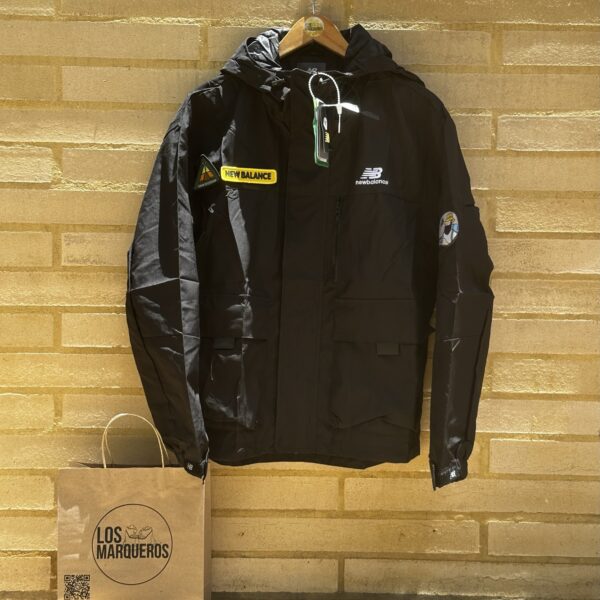 chaqueta New Balance Negra